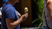 Un hombre de vacaciones, tomando un helado