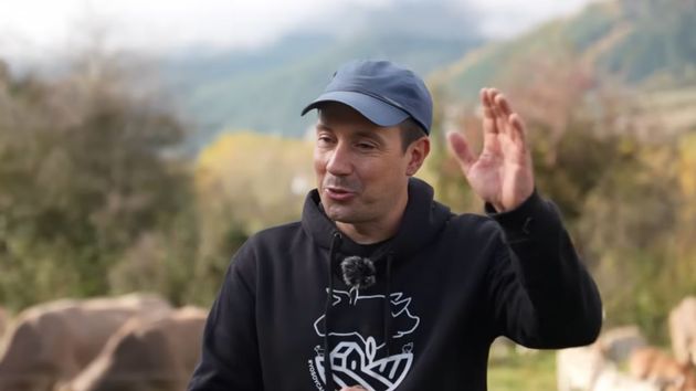 El ganadero explicando su situación.