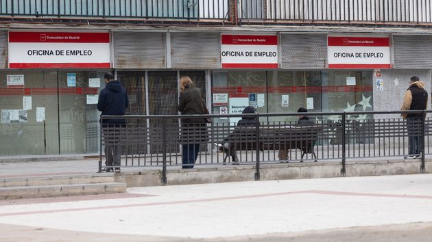 Varias personas hacen cola en una oficina de empleo