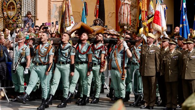Imágenes de los legionarios portando al Cristo de Mena