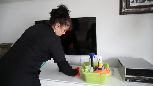 Una empleada de hogar trabajando en un domicilio