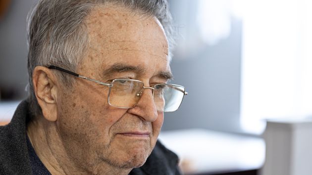 Un hombre con mirada triste