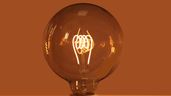 Una bombilla de luz encendida