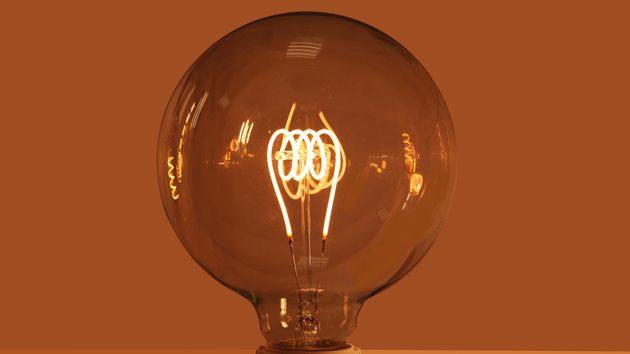 Una bombilla de luz encendida