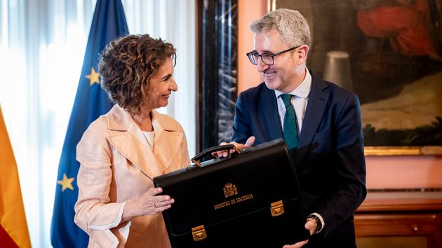 La exministra de Hacienda, María Jesús Montero, y el nuevo ministro de Hacienda, Arcadi España 