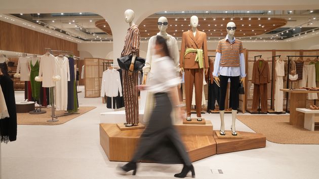 Interior de una tienda textil