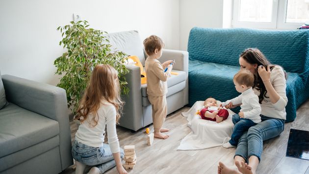 Una madre en casa cuidando de sus hijos