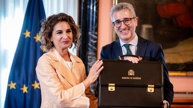 La exministra de Hacienda María Jesús Montero y el nuevo ministro de Hacienda, Arcadi España