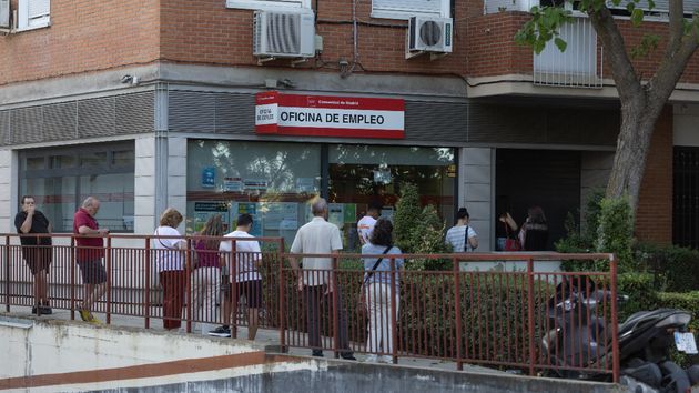 Personas haciendo cola en una oficina de empleo 