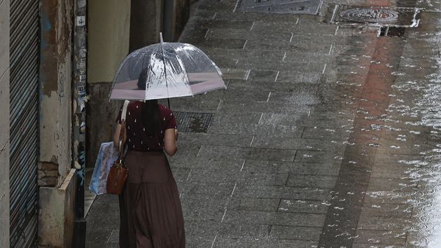 Una mujer bajo un paraguas
