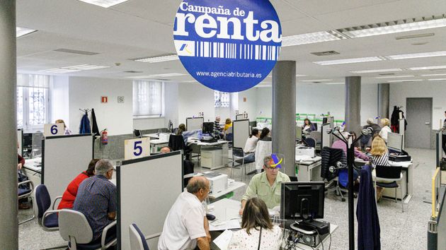 Varias personas son atendidas en la Agencia Tributaria