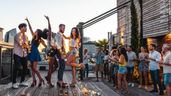 Personas en una fiesta en la terraza de una vivienda 