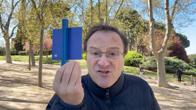 El experto, explicando su postura.