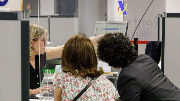 Dos personas hacen la declaración de la Renta en forma presencial