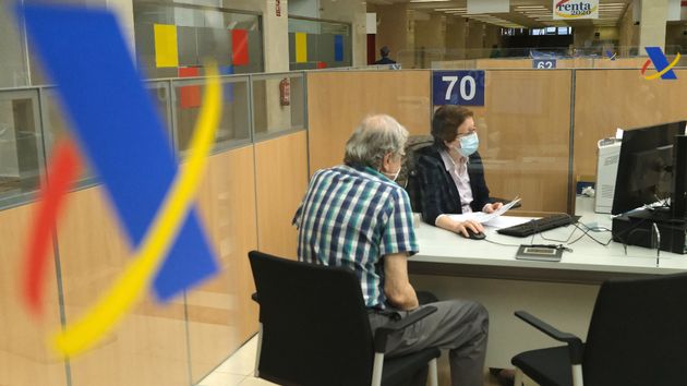 Una persona realiza la declaración de la Renta de forma presencial