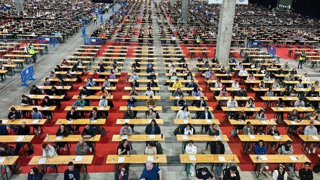 Un grupo de opositores realiza un examen