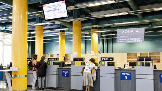 Varias personas en el interior de una oficina de la Agencia Tributaria en plena campaña de la Renta