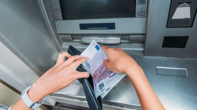 Persona sacando dinero de un cajero automático