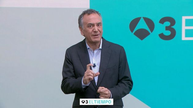 El experto, explicando la situación meteorológica.