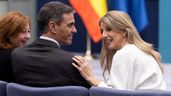 El presidente del Gobierno, Pedro Sánchez, y la ministra de Trabajo, Yolanda Díaz