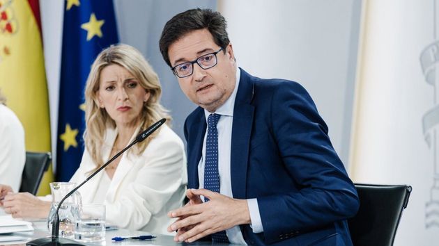 Óscar López hablando junto a Yolanda Díaz