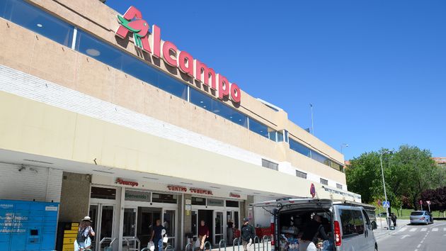 la fachada de un supermercado alcampo
