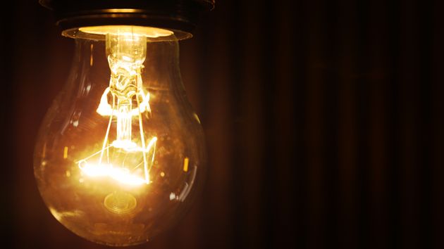 una bombilla encendida de noche