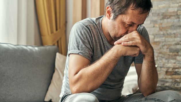 Un hombre cabizbajo en casa