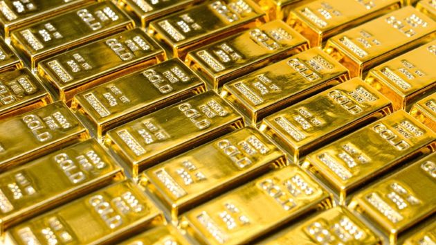 Varios lingotes de oro ordenados en una mesa