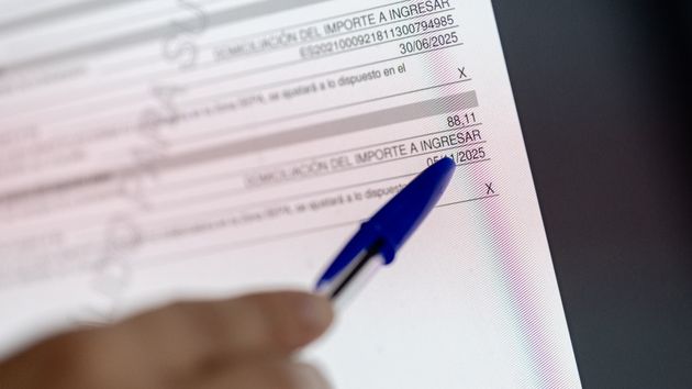 Una persona presenta la declaración de la Renta