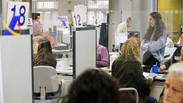 Varias personas en una oficina de la Agencia Tributaria 