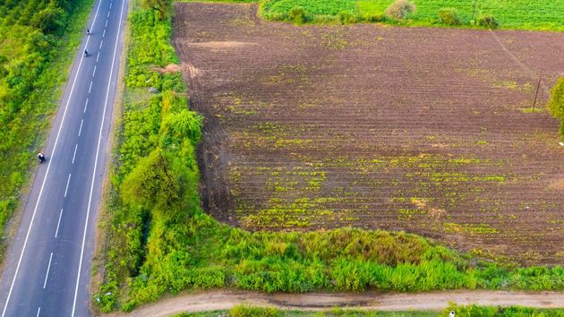 Un terreno junto a una carretera