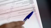 Una persona cumplimenta la declaración de la Renta