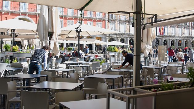 Dos camareros trabajando, durante su jornada