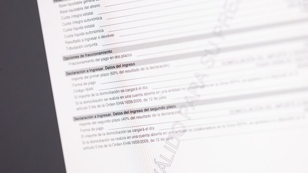 Una persona cumplimenta la declaración de la Renta