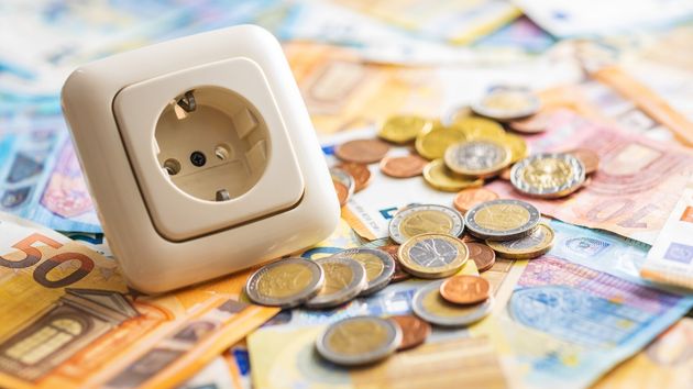 enchufe con monedas y billetes de euro