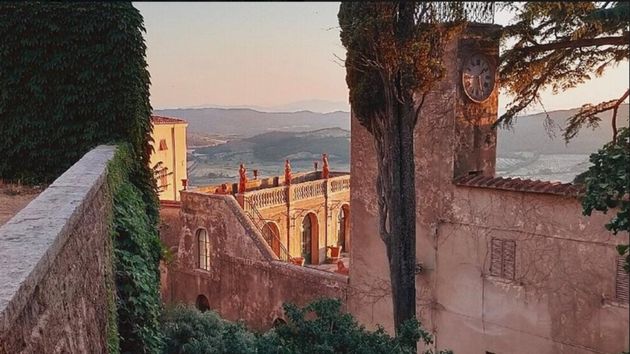 Imagen de una torre con reloj