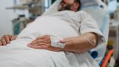 Un hombre hospitalizado, con una vía puesta Un hombre hospitalizado, con una vía puesta