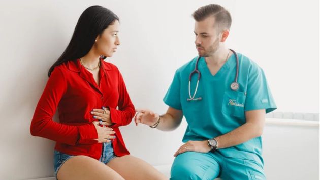 El médico con una paciente.