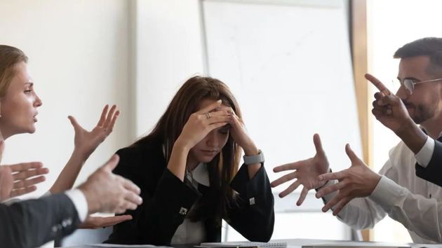 Varias personas discutiendo