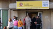 Varias personas en la puerta de una oficina del SEPE