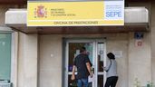 Dos personas entran en una oficina del SEPE