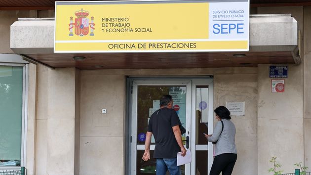 Dos personas entran en una oficina del SEPE