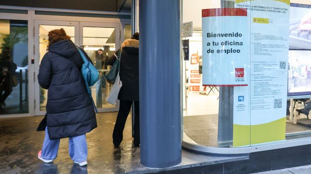 Una mujer entrando en una oficina del SEPE