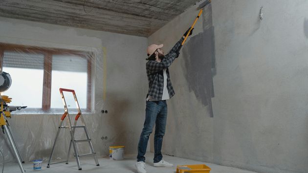 Una persona haciendo renovaciones en su casa.