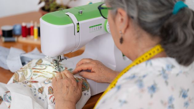 Una mujer trabajando con la máquina de coser