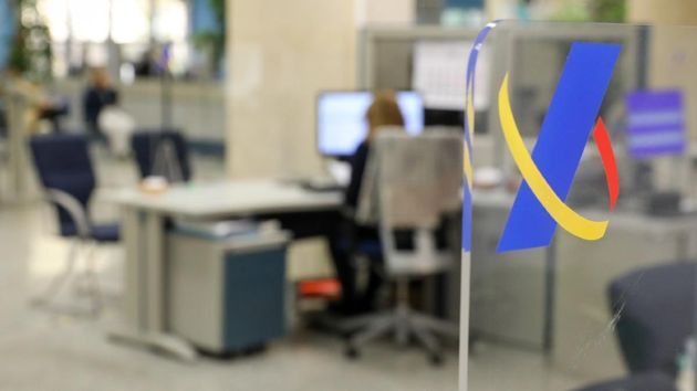 Entrada a una oficina de la Agencia Tributaria con el logo