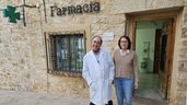 los farmacéuticos en su farmacia