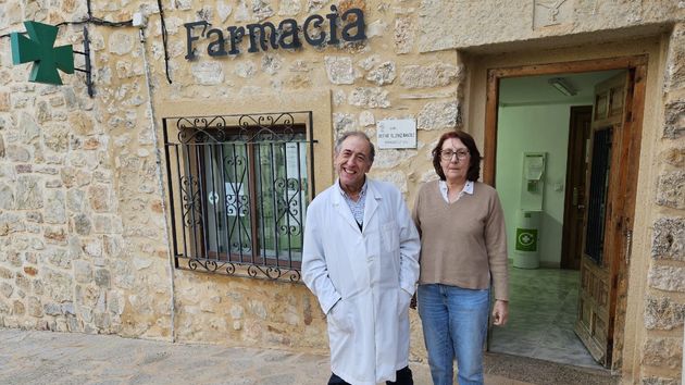 los farmacéuticos en su farmacia