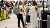 Varias jóvenes con maletas en el aeropuerto